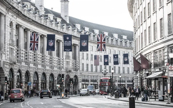 2015 摄政街装饰着英国国旗 很多的人走到商店和公共交通工具 汽车和巴士在行驶 — 图库照片