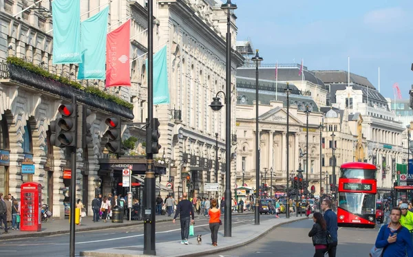 Londres Reino Unido Octubre 2015 Piccadilly Street Mucha Gente Transporte —  Fotos de Stock