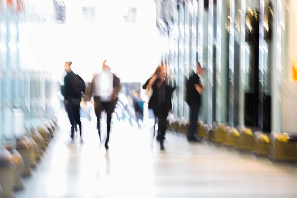 Wandelende Mensen Vervagen Londen — Stockfoto