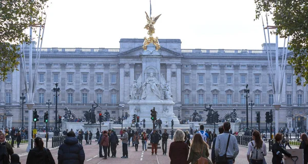 ロンドン イギリス 2016 エリザベス女王二世イギリスの君主の住居であるバッキンガム宮殿 入り口と提灯と門 — ストック写真