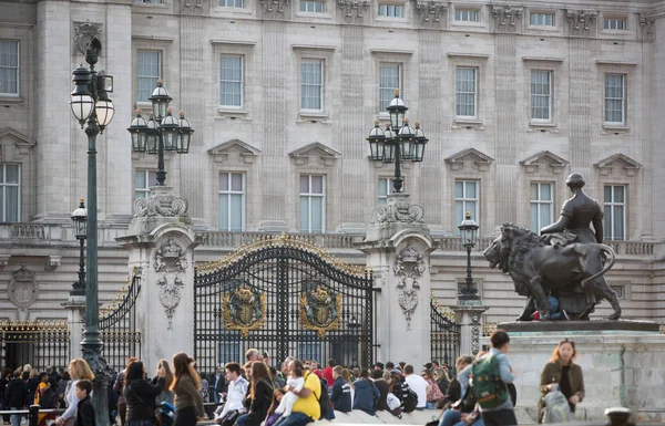 2016年10月4日 白金汉宫是英国女王伊丽莎白二世的官邸 入口和主门与灯笼 — 图库照片