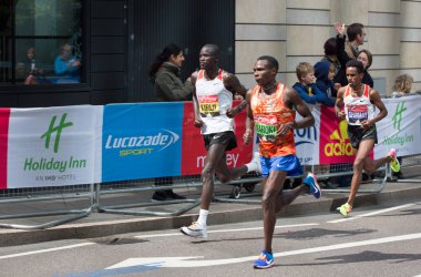 Londra, İngiltere - 23 Nisan 2017: Londra Maratonu, mesafe Kılavuzu ile koşucular Canary Wharf çalışan Engelli sporcu