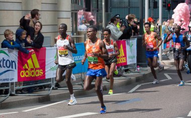 Londra, İngiltere - 23 Nisan 2017: Londra Maratonu. Canary Wharf ilk gelen profesyonel sprinter.