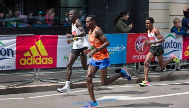 Londra, İngiltere - 23 Nisan 2017: Londra Maratonu. Canary Wharf ilk gelen profesyonel sprinter.