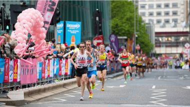 Londra, İngiltere - 23 Nisan 2017: Birçok kişi Londra maraton. Canary Wharf alan sporcular tezahürat insanlar