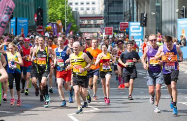 Londra, İngiltere - 23 Nisan 2017: Birçok kişi Londra maraton. Canary Wharf alan sporcular tezahürat insanlar