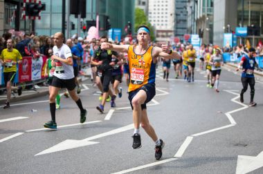 Halk tarafından tezahürat mutlu maraton koşucusu. Hayır para toplamak.