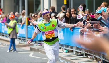 Halk tarafından tezahürat mutlu maraton koşucusu. Hayır para toplamak.