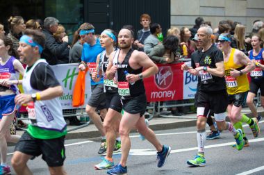 Halk tarafından tezahürat mutlu maraton koşucusu. Hayır para toplamak.