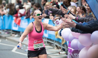 Halk tarafından tezahürat mutlu maraton koşucusu. Hayır para toplamak.
