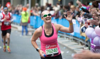 Halk tarafından tezahürat mutlu maraton koşucusu. Hayır para toplamak.