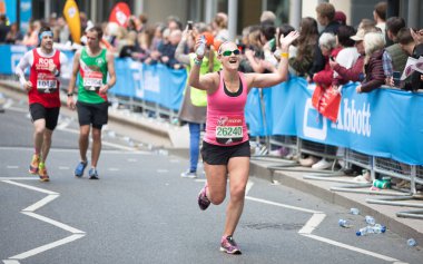 Halk tarafından tezahürat mutlu maraton koşucusu. Hayır para toplamak.