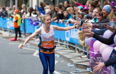 Halk tarafından tezahürat mutlu maraton koşucusu. Hayır para toplamak.