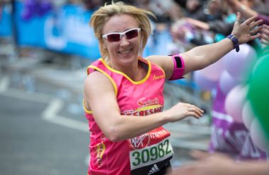 Halk tarafından tezahürat mutlu maraton koşucusu. Hayır para toplamak.