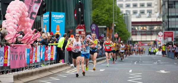 London April 2017 Lots People Running London Marathon People Cheering — Stock Photo, Image