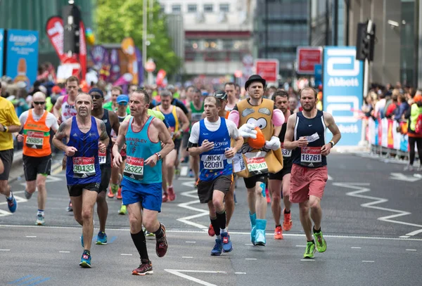 London April 2017 Lots People Running London Marathon People Cheering — Stock Photo, Image