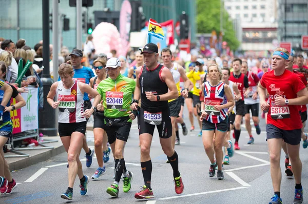 London April 2017 Lots People Running London Marathon People Cheering — Stock Photo, Image