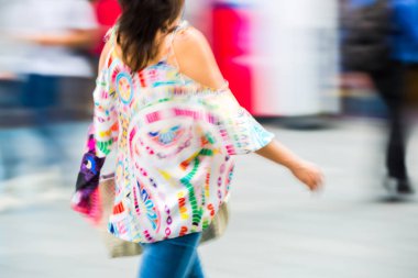 Genç kadın yürüyen bulanık görüntü. Londralılar sıcak yaz gününde. İngiltere