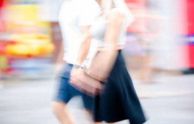 Genç kadın yürüyen bulanık görüntü. Londralılar sıcak yaz gününde. İngiltere