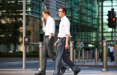 Londra, İngiltere - 8 Eylül, 2016: Canary Wharf Meydanı, iş ve finansal ARIA üzerinde yürüyüş iş adamları. Modern hayat kavramı