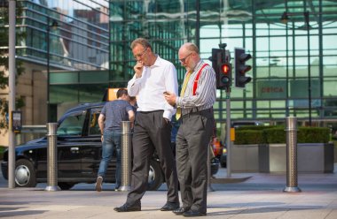 Londra, İngiltere - 8 Eylül, 2016: Canary Wharf Meydanı, iş ve finansal ARIA üzerinde yürüyüş iş adamları. Modern hayat kavramı