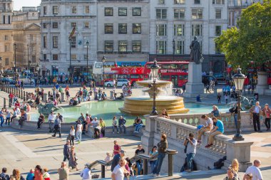 Londra, İngiltere - 10 Eylül 2015: Londra, İngiltere - 10 Eylül 2015: birçok kişi ile Trafalgar kare görünümü 