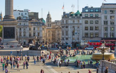 Londra, İngiltere - 10 Eylül 2015: Londra, İngiltere - 10 Eylül 2015: birçok kişi ile Trafalgar kare görünümü 