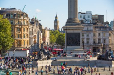 Londra, İngiltere - 10 Eylül 2015: Londra, İngiltere - 10 Eylül 2015: birçok kişi ile Trafalgar kare görünümü 