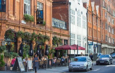 Londra, İngiltere - 8 Eylül 2016: Konut ARIA Mayfair periyodik binalar sıra ile. Londra'nın merkezinde lüks özelliği.