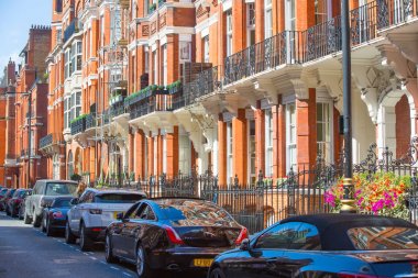 Londra, İngiltere - 8 Eylül 2016: Konut ARIA Mayfair periyodik binalar sıra ile. Londra'nın merkezinde lüks özelliği.