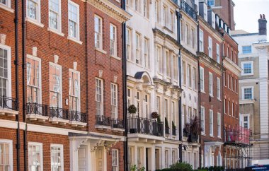 Londra, İngiltere - 8 Eylül 2016: Konut ARIA Mayfair periyodik binalar sıra ile. Londra'nın merkezinde lüks özelliği.