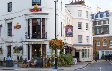 Londra, İngiltere - 8 Eylül 2016: Konut ARIA Mayfair periyodik binalar sıra ile. Londra'nın merkezinde lüks özelliği.