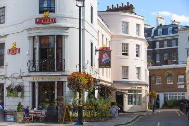 Londra, İngiltere - 8 Eylül 2016: Konut ARIA Mayfair periyodik binalar sıra ile. Londra'nın merkezinde lüks özelliği.