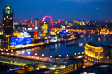 Gece Londra şehir görünümünde bulanıklık. Şehir sokak bulanık fotoğraf, bokeh görüntü. İngiltere'de Londra