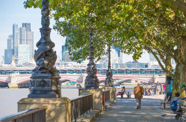 ロンドン イギリス 2015 テムズの堤防とロンドンを歩く — ストック写真