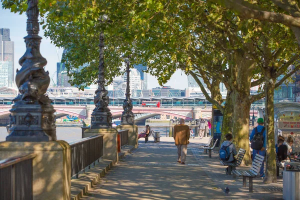 Londres Reino Unido Abril 2015 Terraplén Del Río Támesis Caminantes — Foto de Stock