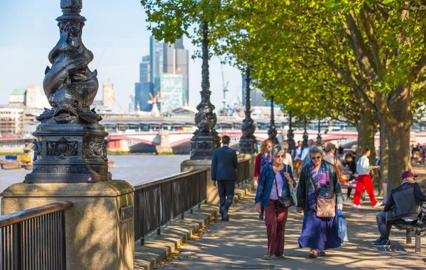 Londra Regno Unito Aprile 2015 Argine Del Tamigi Londinesi Piedi — Foto Stock