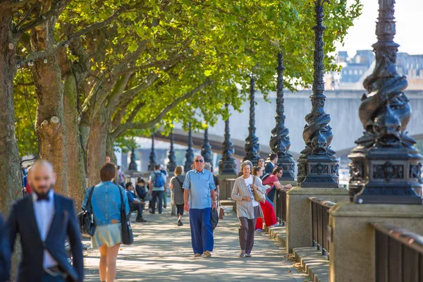 Londres Reino Unido Abril 2015 Terraplén Del Río Támesis Caminantes — Foto de Stock