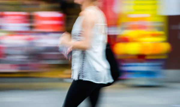 Jovem Mulher Andando Imagem Turva Londoners Dia Quente Verão Reino — Fotografia de Stock