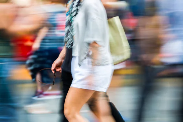 Jovem Mulher Andando Imagem Turva Londoners Dia Quente Verão Reino — Fotografia de Stock