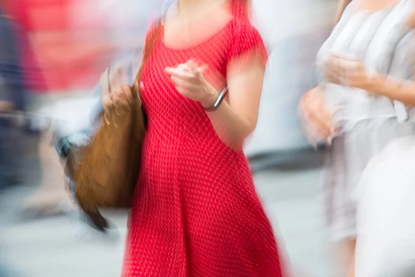 Genç Kadın Yürüyen Bulanık Görüntü Londralılar Sıcak Yaz Gününde Ngiltere — Stok fotoğraf