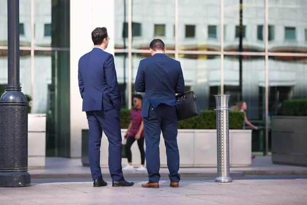 Londra, İngiltere - 8 Eylül, 2016: Canary Wharf Meydanı, iş ve finansal ARIA üzerinde yürüyüş iş adamları. Modern hayat kavramı