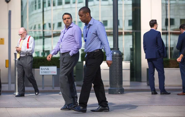 ロンドン イギリス 2016 カナリー ワーフ広場 ビジネスと金融のアリアの上を歩くビジネスマン 現代の生活の概念 — ストック写真