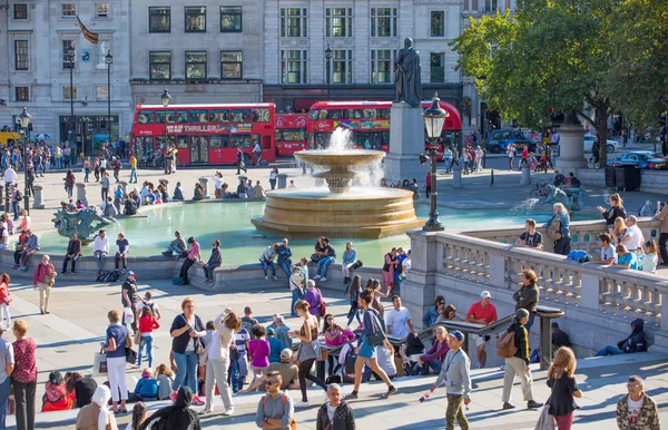 ロンドン イギリス 2015 ロンドン イギリス 2015 たくさんの人とトラファルガー広場ビュー — ストック写真