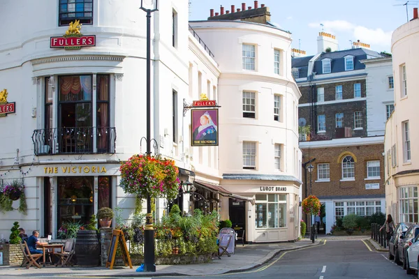 Londra, İngiltere - 8 Eylül 2016: Konut ARIA Mayfair periyodik binalar sıra ile. Londra'nın merkezinde lüks özelliği.