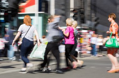 Londra, İngiltere - 8 Eylül 2016: İnsanlar Knightsbridge'deki bulanık görüntü. Modern hayat kavramı