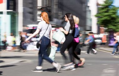 Londra, İngiltere - 8 Eylül 2016: İnsanlar Knightsbridge'deki bulanık görüntü. Modern hayat kavramı