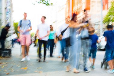 Londra, İngiltere - 8 Eylül 2016: İnsanlar Knightsbridge'deki bulanık görüntü. Modern hayat kavramı