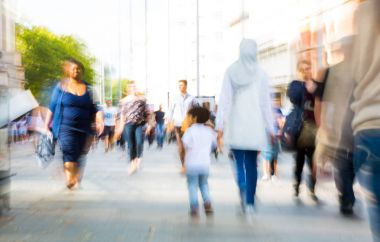 Londra, İngiltere - 8 Eylül 2016: İnsanlar Knightsbridge'deki bulanık görüntü. Modern hayat kavramı