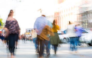Londra, İngiltere - 8 Eylül 2016: İnsanlar Knightsbridge'deki bulanık görüntü. Modern hayat kavramı